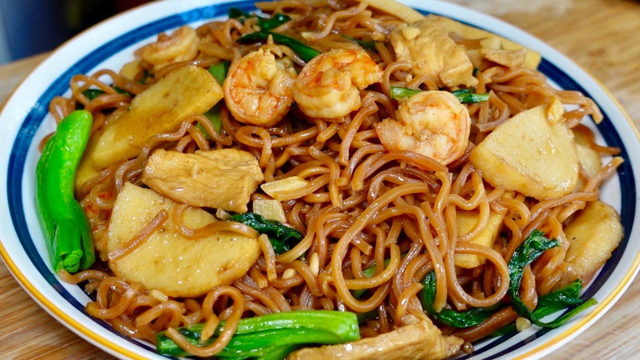 焖伊面,香喷喷的吸收酱汁的精华,非常入味,味道咸鲜😋 ️Braised noodles, fragrant and absorbing the ...