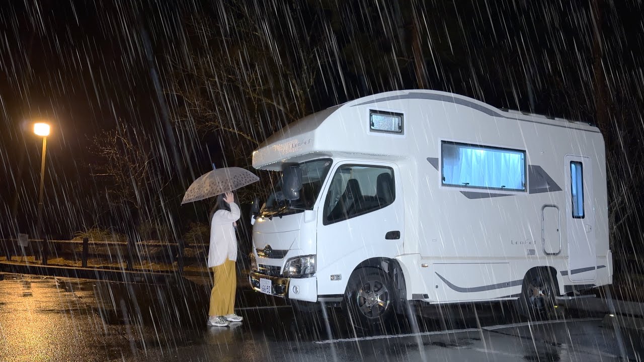Семья, живущая тихой дождливой ночью в маленьком кемпере | Трещина в лобовом стекле