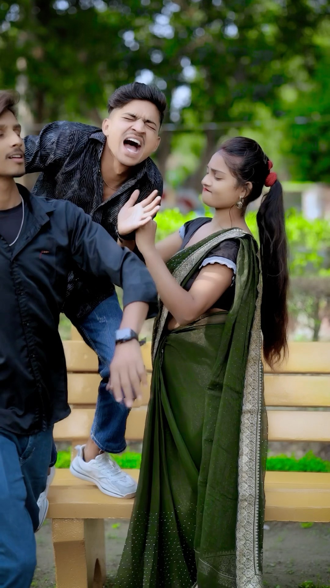 Esa dost kisi ko na mile