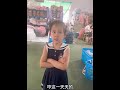 这老爸越来越不省心了,大家都在干活,就他在叽叽喳喳的