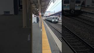 JR東日本長野支社の中央本線の塩尻駅に普通列車松本行きが到着する