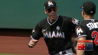 MIA@PHI: Yelich makes a running catch into the wall