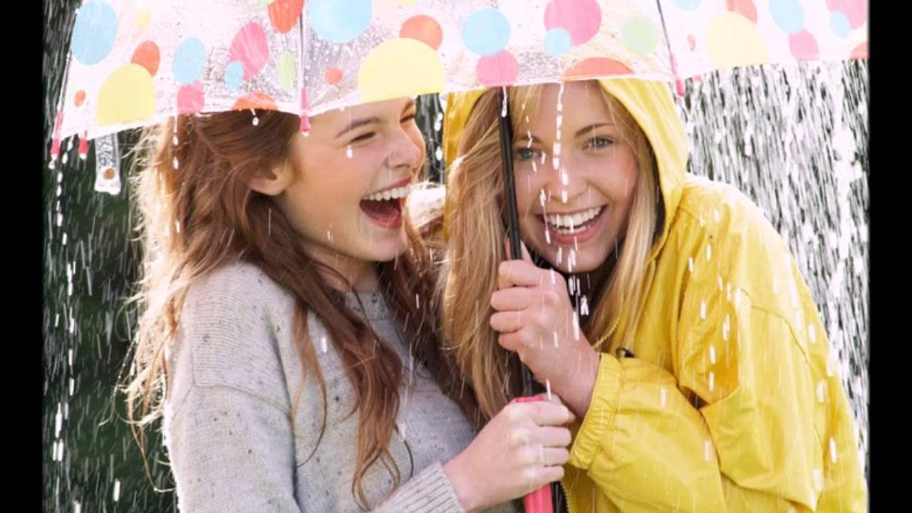 Радость под дождем. Дети смеются. Мальчик под дождем. Дети радуются дождю. Человек под дождем.