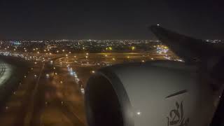 Emirates Boeing 777-300ER Night time landing in Dubai | Emirates Aviation