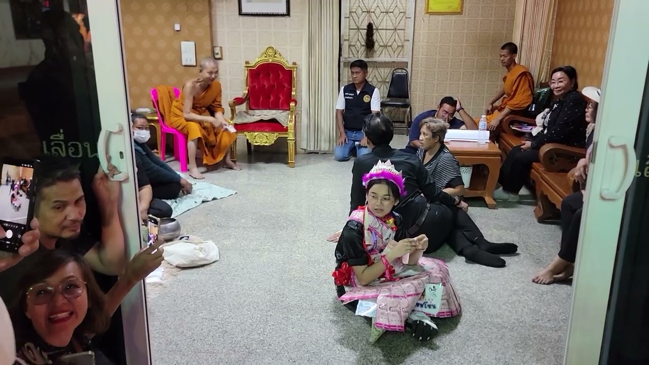 ครูนิว พาต้นข้าวไปเซ็นสัญญาแสดงในปรหน้ากับเจ้าอาวาสวัดธรรมศาลา ลังแฟนคลับมาชมมากมาย