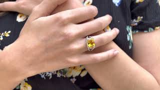 Vidéo: Bague en or gris 18 Cts avec un saphir jaune et diamants brillants. Taille 53.