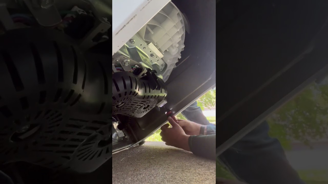 Извлечение носка из сливного насоса стиральной машины. #КрасавчикИлиУмелый #РемонтБытовойТехники ...