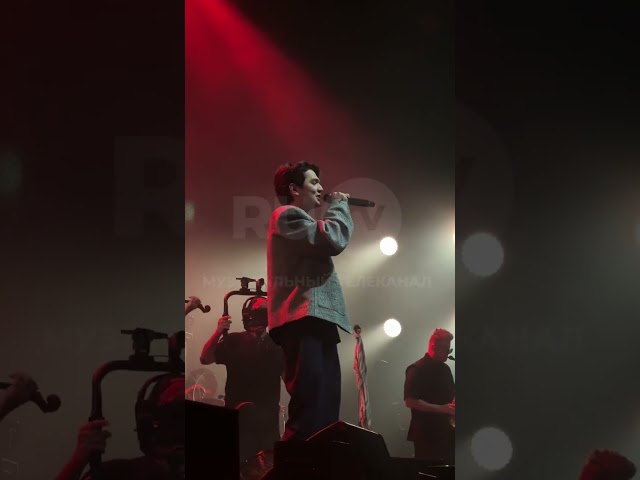 Мурашки по всему телу, когда зал поёт в унисон с артистом 