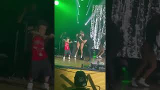 increible EL ALFA sube a hijo de Joswa In Da House a bailar gogo dance en suiza concierto 🥰