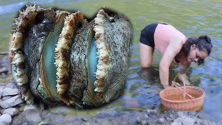 After Hundreds Of Years Of Growth The Green Long Haired Clam Shell Has Cultivated Pearls Of Emerald