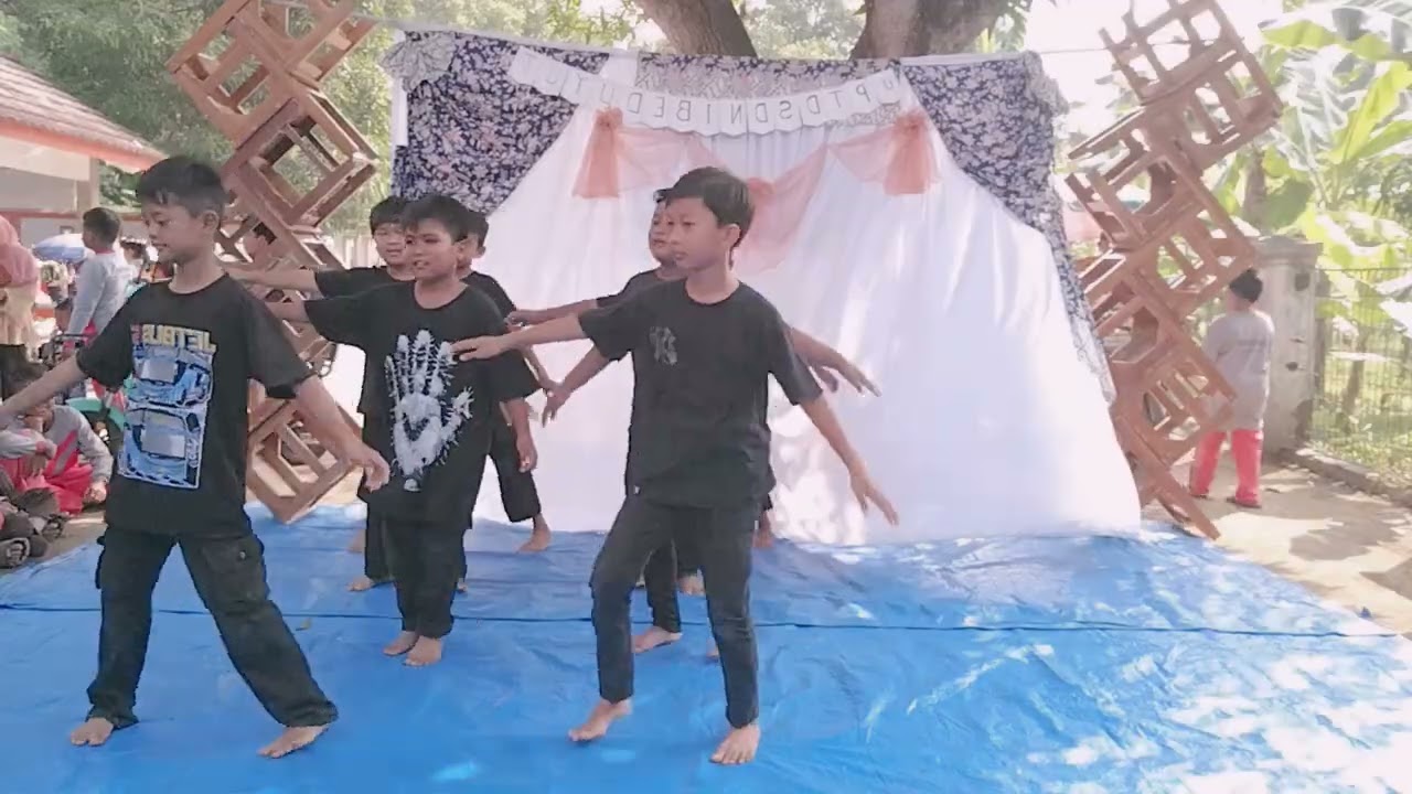 Penampilan kelas 3 putra