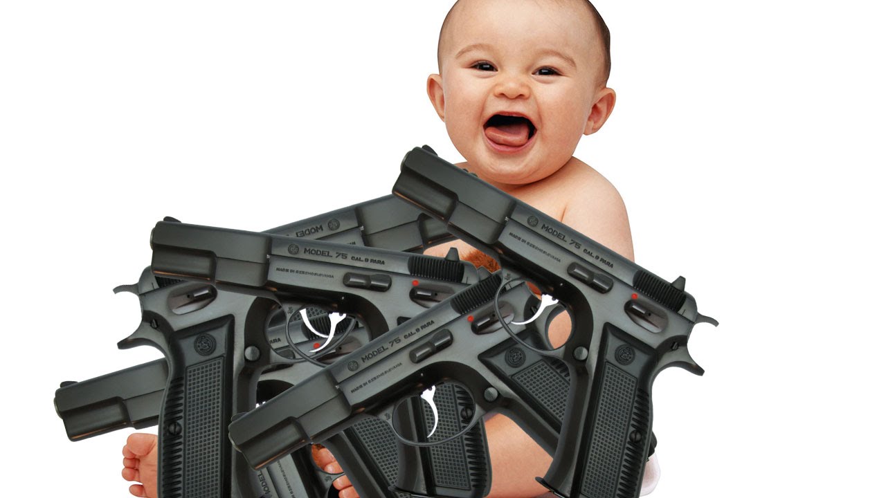 Baby gun. Baby with a Gun. Bebe Gun. Baby sada Gun with.