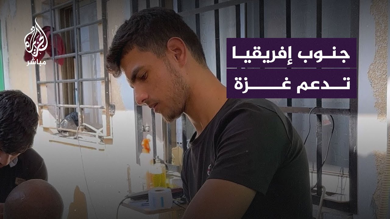 حلاق فلسطيني يـ ـقـ ـص الشعر بالمجان للنازحين إلى مجمع ناصر الطبي جنوبي قطاع غزة