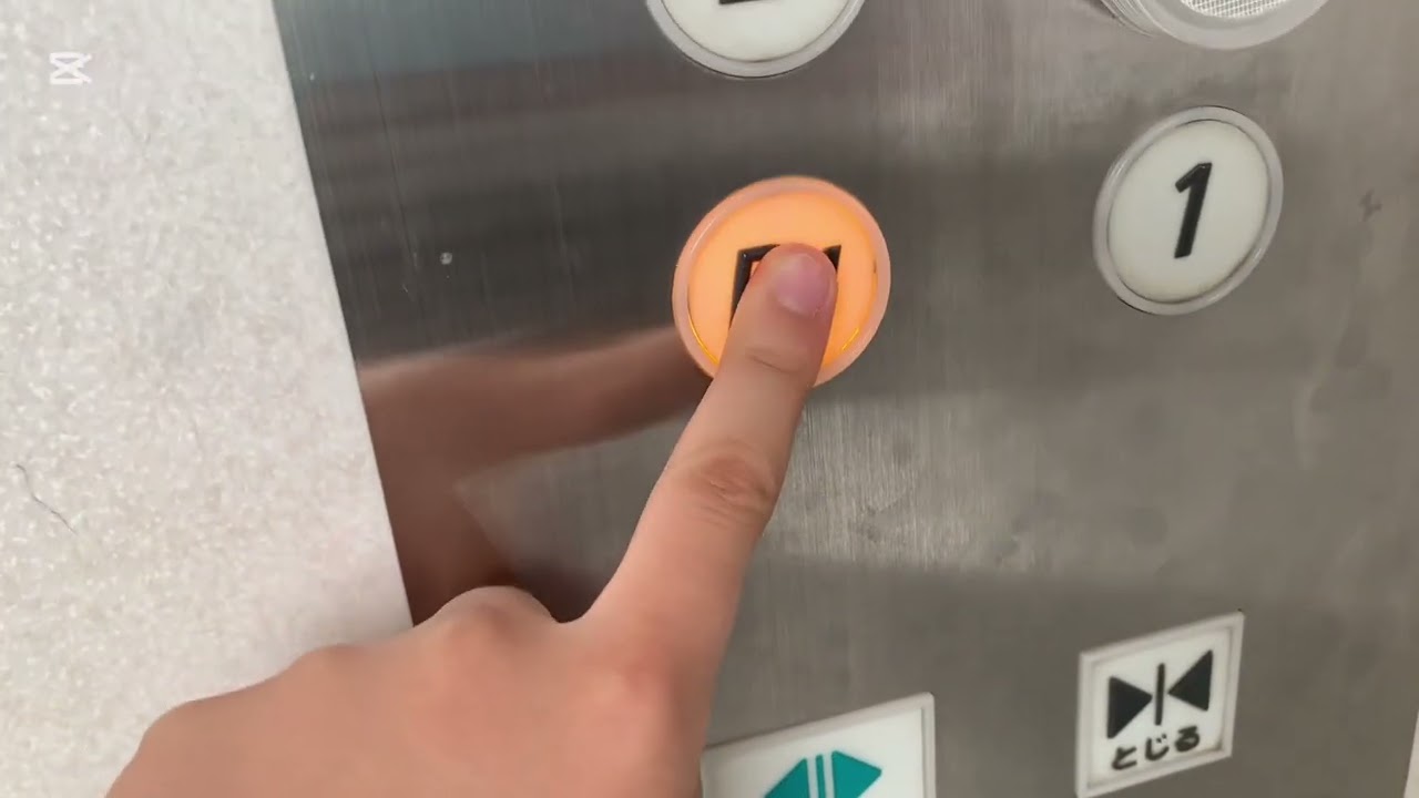 古い感じ！西武秋田店のエレベーター