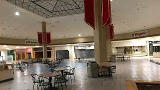 komm süsser tod but it's playing in an abandoned mall