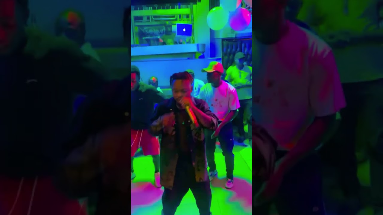 Delong thé WORLD avec c’est danseur au snack entre lounge