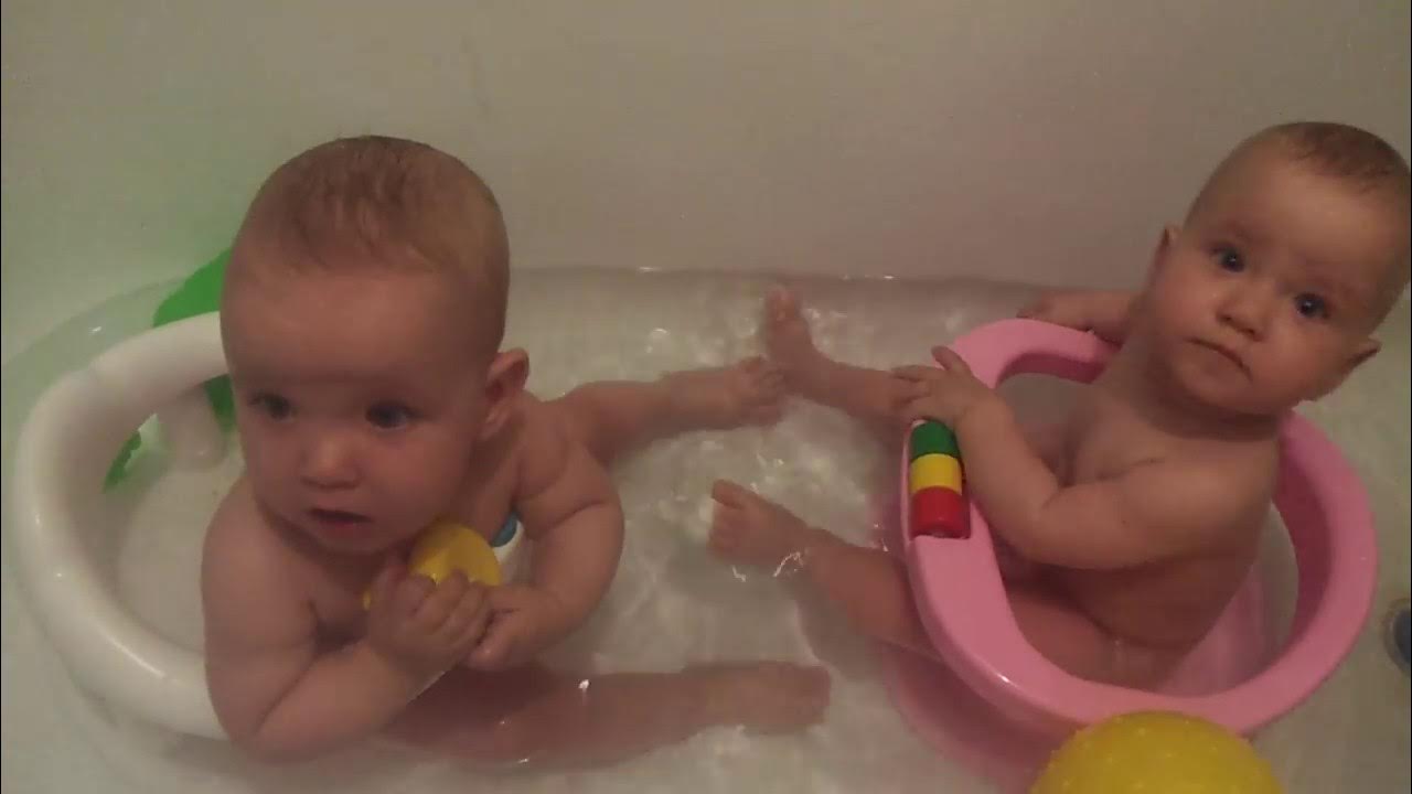 Купаются девочки ванной видео. Купание близнецов в ванной. Купание двойняшек новорожденных. Двойня купаются в ванной. Близнецы купаются.
