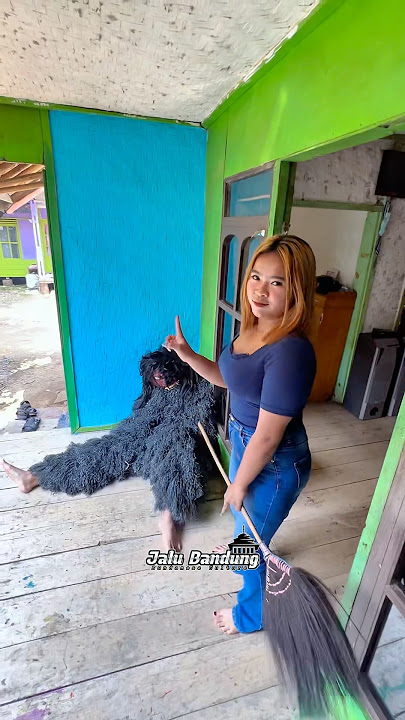 Cewe cantik tobrut dikejar GRANDONG sampe depan rumah kena tampol sapu emak