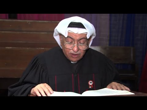 القس الكويتي عمانوئيل غريب يعل م الانجيل بالغترة والدشداشة