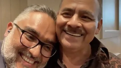 PAISANO LE ESTAMPA UN BESO A VICENTE SERRANO AS EL...
