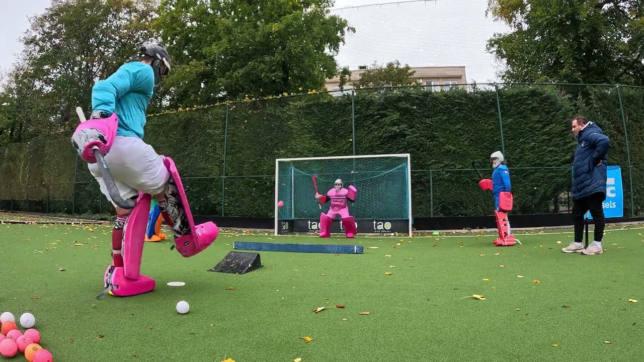 Amateur Male vs. PRO Female Goalkeeper | Field Hockey Goalkeeper Training