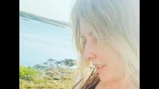 Carol Vorderman wows fans in plunging swimsuit for ‘gorgeous’ makeup free snaps【News】