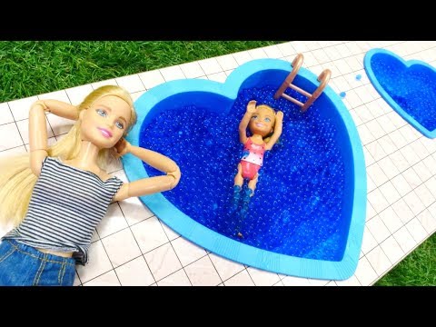 Barbie ailesi.  Chelsea havuz sezonunu açıyor