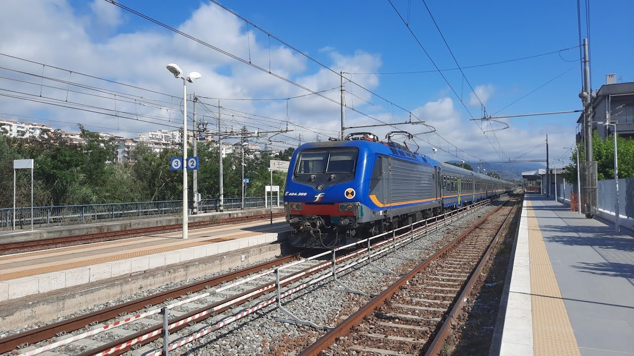 TRENI IN TRANSITO E INCROCIO TRA INTERCITY E REGIONALE A SCALEA - YouTube