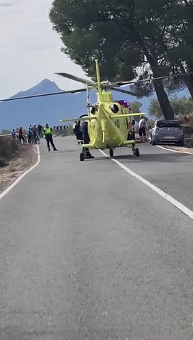 Un helicóptero traslada a un herido tras un accidente de moto - YouTube