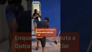 Enquanto uma chuta a outra cata