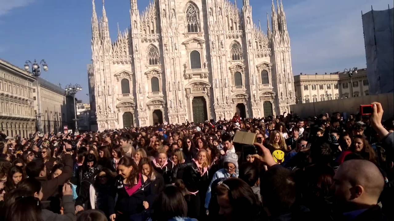 flash mob Milano party rock (10/03/2012) - YouTube