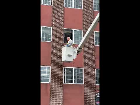 Anciano de 88 años usa ascensor para ver desde fuera a su esposa aislada en una casa de reposo