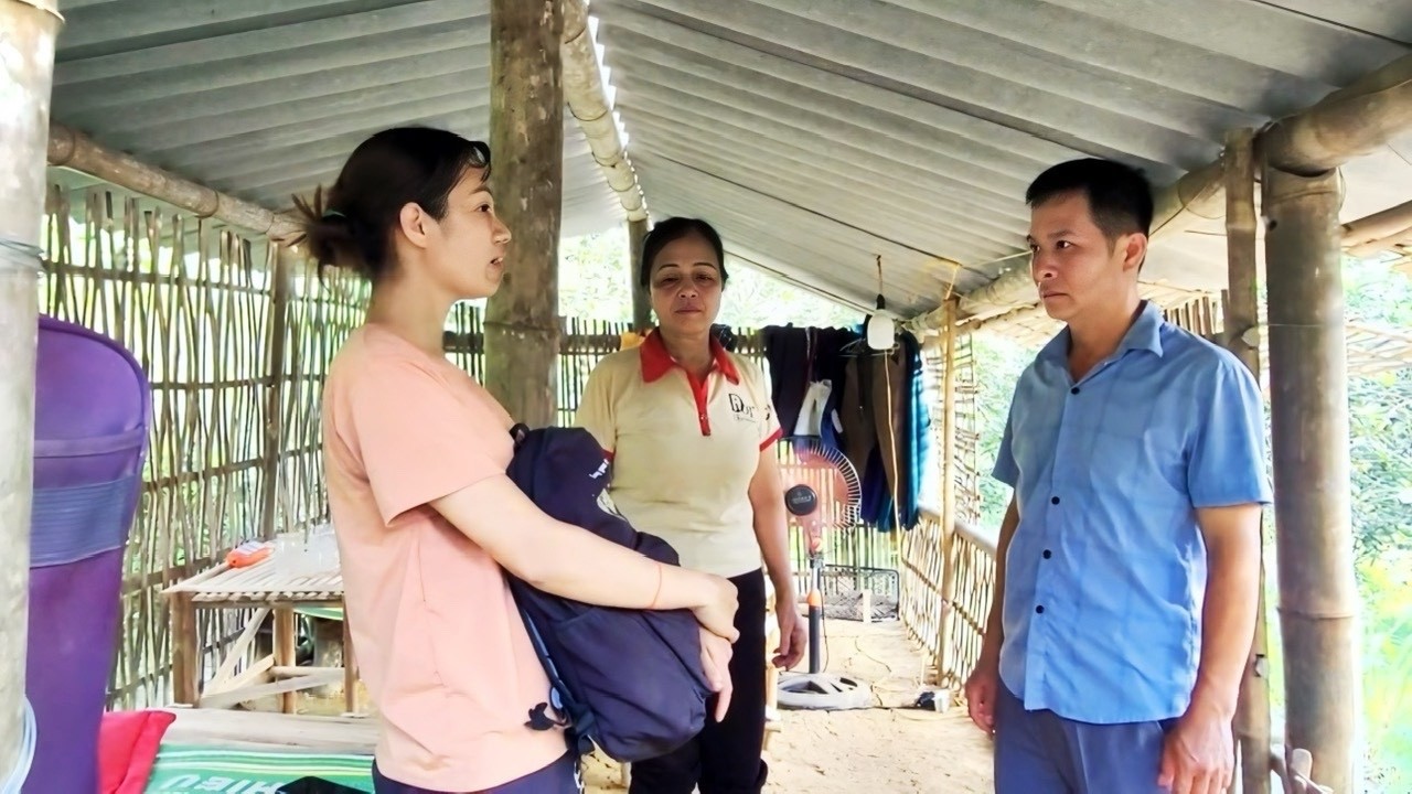 Mr. Huong returned and kicked Hue out of his house
