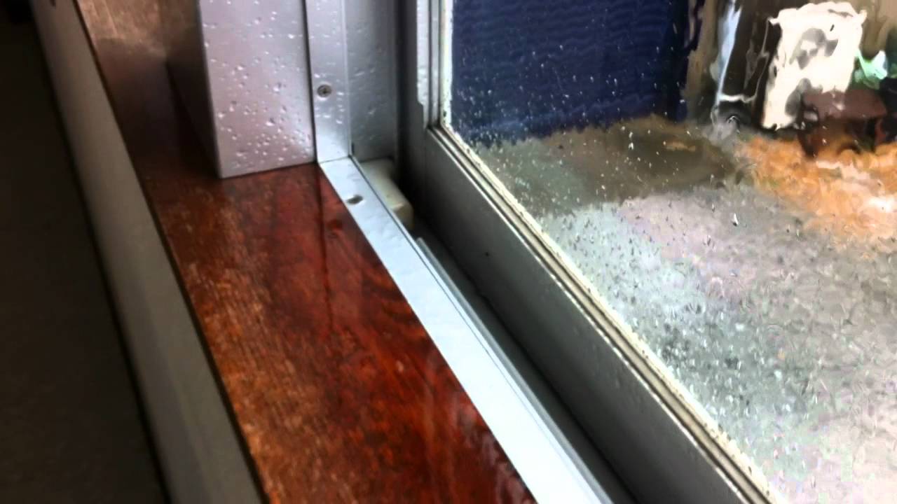 窓 枠 から の 雨漏り