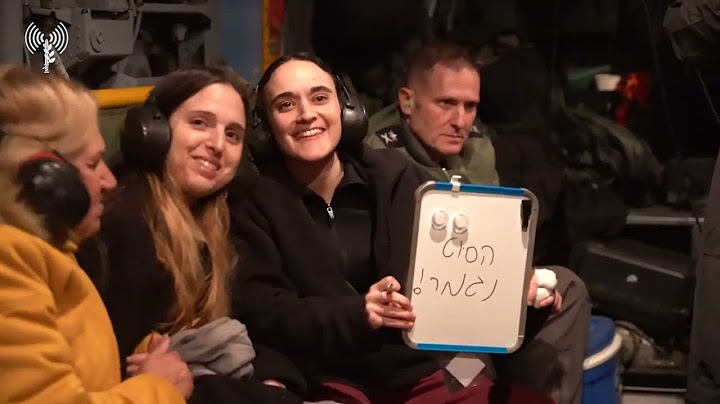 החטופות רומי גונן, אמילי דמארי ודורון שטיינברכר עם אמהותיהן במסוק, בדרכן לבית החולים