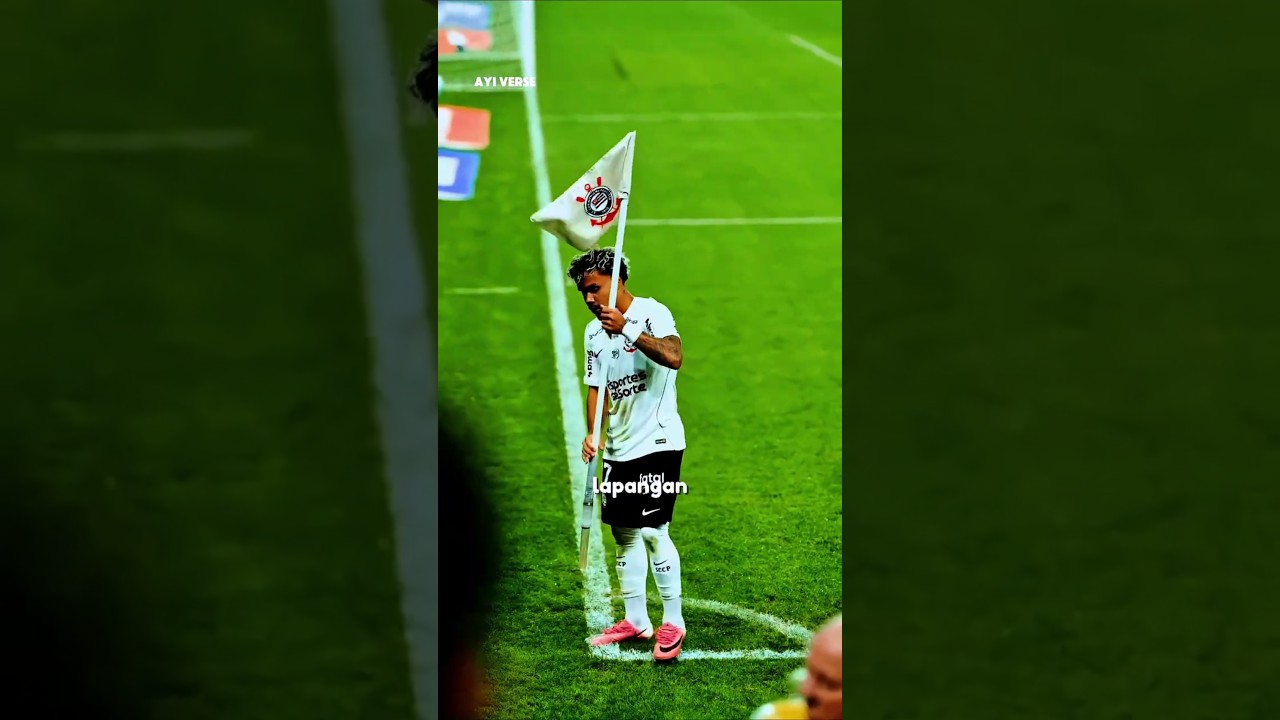 kenapa Tiang Bendera Sepak Bola Nggak Gampang Patah 😱⚽ #shorts #ytshorts