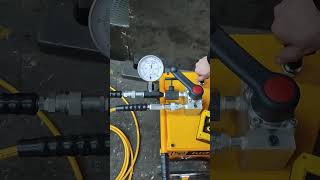 1000 ton pile test jack testing at 700 bar pressure.