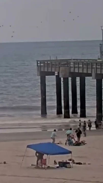 Multiple vacationers struck by lightening on popular Florida beach