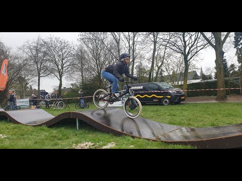 Kinderen crossen over mobiele pumptrackbaan van Oude IJsselstreek