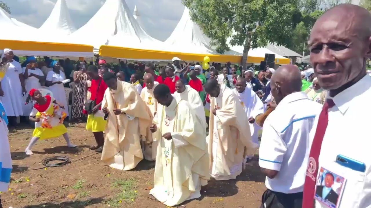 See How Catholic Priests can lead in thanksgiving song dance