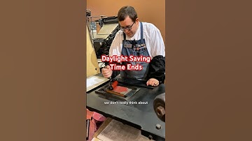 Letterpress-druk van een grote rode klok voor het einde van de zomertijd (2 november)