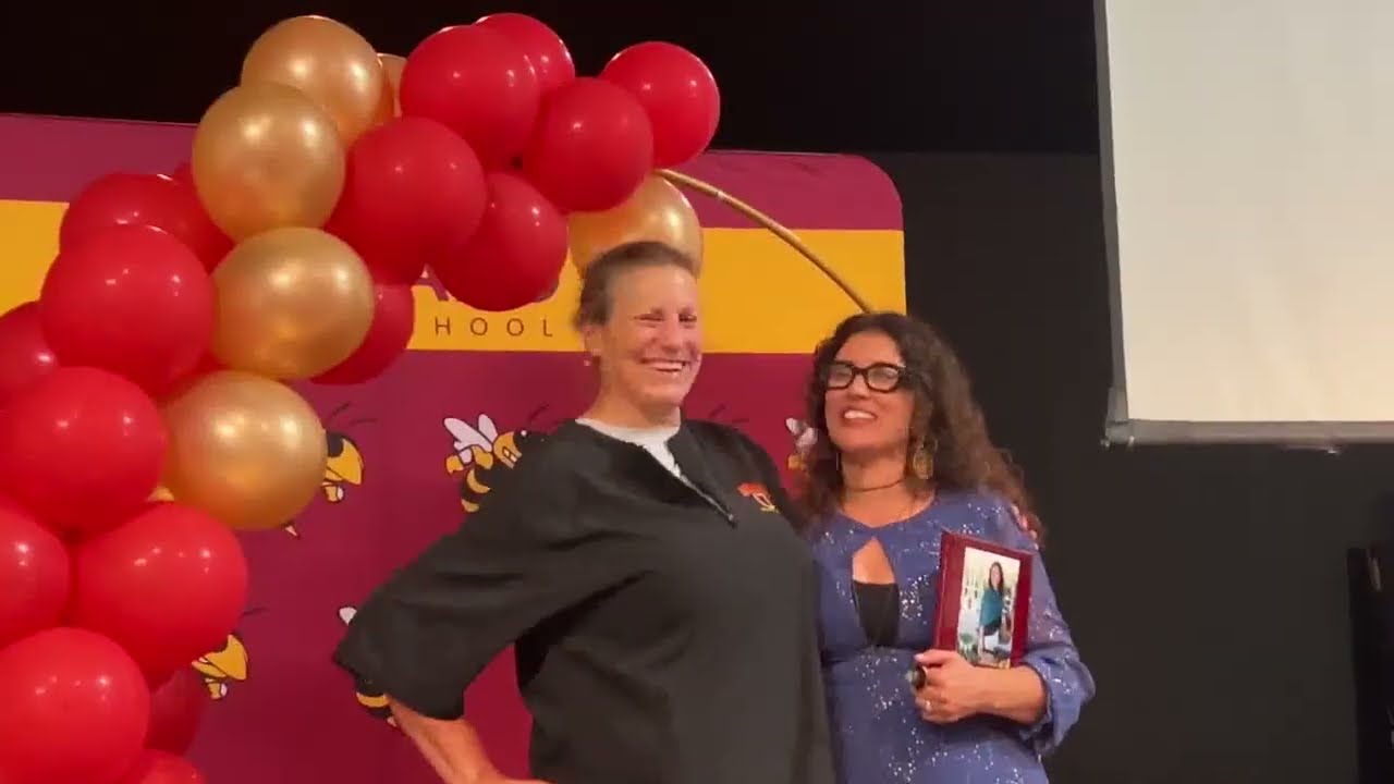 Окснардская средняя школа вводит выпускников в Зал славы, организовав поездку на классическом авт...