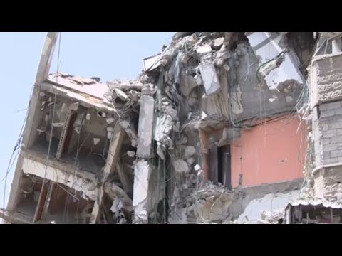 نازحون من سكان غزة يتفقدون منازلهم المدمرة جراء القصف الإسرائيلي
