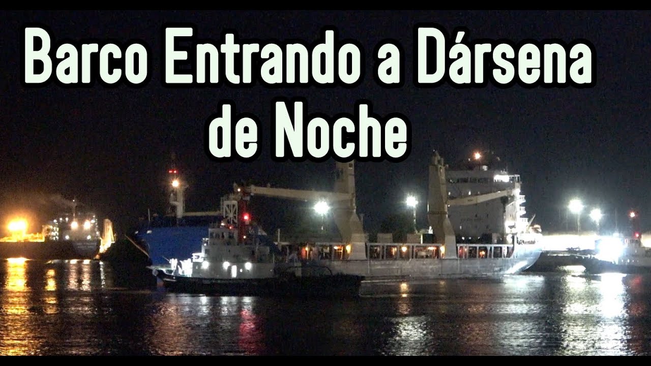 Darsena Barco maniobrando ingresando en puerto ingresando en Dársena Sur, de ...