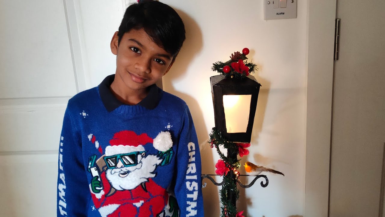 Christmas decoration ideas// beautiful Christmas lamp post DIY