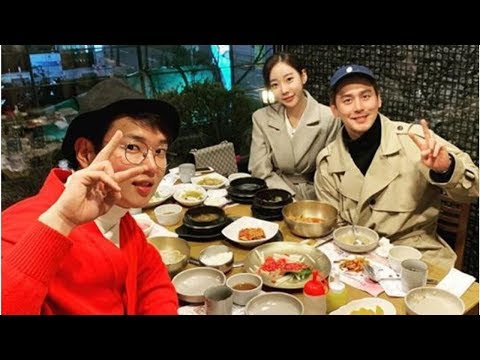 "개구쟁이 동창"... '결혼식 사회' 장성규 아나, 김상혁♥송다예와 '브이'