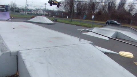 TRAXXAS 1 handed Slash Bash @ the Skate Park!!!