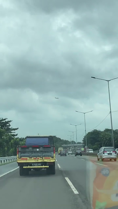 Aduuhh ..!! Ada apa tuh di atas langit .. !!! #funny #lucu #pesawat #garuda #terbang #langit