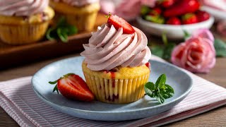 Briose cu capsuni si crema de mascarpone foarte pufoase si pline de fructe