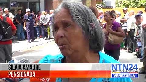 Pensionados venezolanos hacen largas colas para cobrar Bs.S 90